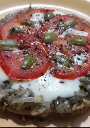 Una foto de Pizza con masa de cebolla.