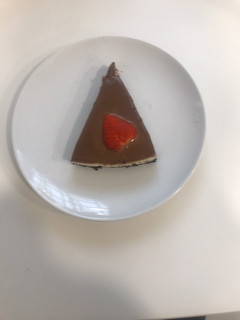 Una foto de Tarta de galletas oreo con cobertura de chocolate y fresas