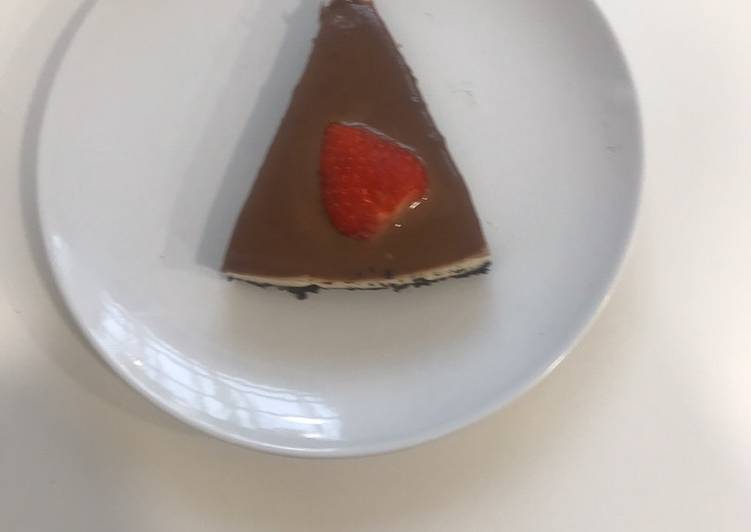 Tarta de galletas oreo con cobertura de chocolate y fresas