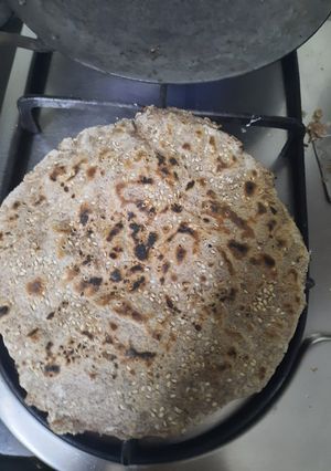 बाजरीची तीळ लावून भाकरी (bajrichi teel bhakhri recipe in marathi) रेसिपी चे मुख्य फोटो 