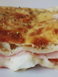 Una foto de Torta de fiambre napolitana