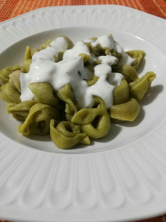 Una foto de Tortellini de ricota y espinacas y salsa de yogurt y queso crema