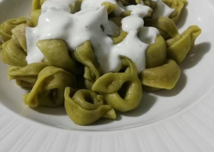 Tortellini de ricota y espinacas y salsa de yogurt y queso crema