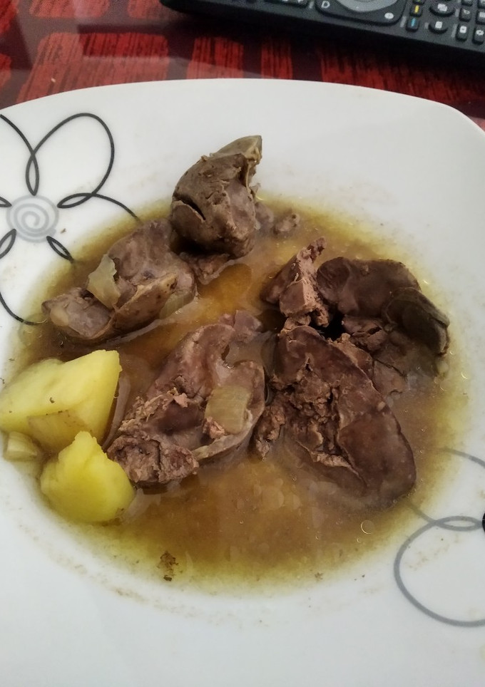 Una foto de Higaditos de pollo en salsa con patatas