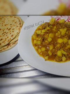 A picture of Potatoe and minced meat sauce.