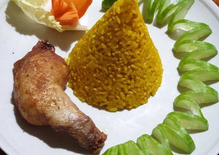 Cara Gampang Menyiapkan Tumpeng nasi kuning ulang tahun Anti Gagal