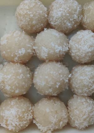 नारियल के लड्डू (nariyal ke laddu recipe in hindi) रेसिपी मुख्य फोटो