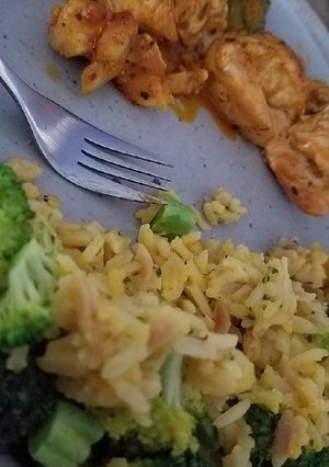A picture of Seasoned Baked Chicken and Cheddar Broccoli Rice.