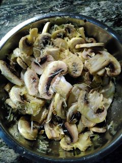 Una foto de Ensalada rápida de Champiñón crudo con Parmesano