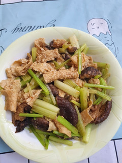 沙茶豆皮鮮菇炒芹菜 的食譜成品照片