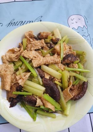 沙茶豆皮鮮菇炒芹菜 的食譜成品照片