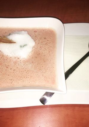 Eper krémleves, menta habbal és karamell darabbal recept fotója