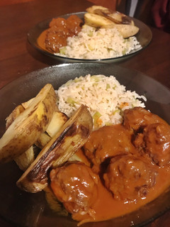 Una foto de Albóndigas de carne en salsa de tomate 🍅🥦 papas rústicas y arroz con brócoli🍲