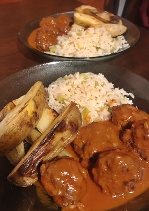 Una foto de Albóndigas de carne en salsa de tomate 🍅🥦 papas rústicas y arroz con brócoli🍲