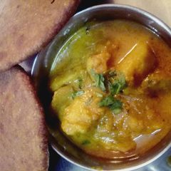 A picture of Suran (jimikand)ki  sabji urad ki khasta kahcori ke saath.