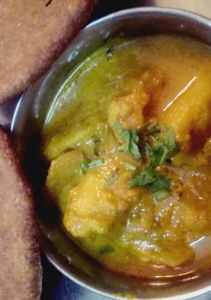 A picture of Suran (jimikand)ki  sabji urad ki khasta kahcori ke saath.