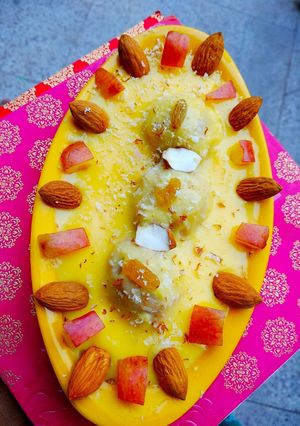 A picture of Fruits Balls in Custard.