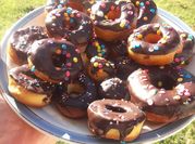 Una foto de donuts de chocolate al horno