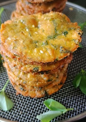 पालक मेथी क्रिस्पी (Palak methi crispy recipe in hindi) रेसिपी मुख्य फोटो