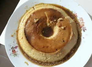 Una foto de Flan casero con azúcar mascabo