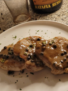 Una foto de Solomillo de cerdo con salsa de ratafía y pimienta negra