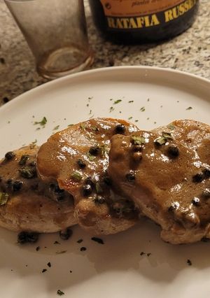 Una foto de Solomillo de cerdo con salsa de ratafía y pimienta negra