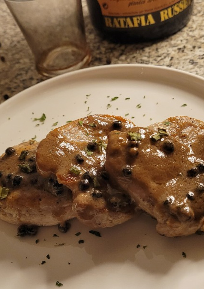 Una foto de Solomillo de cerdo con salsa de ratafía y pimienta negra