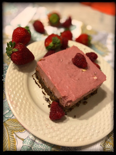 Foto di Fit-cheesecake ai lamponi e fragole