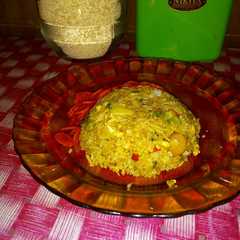 A picture of Nasi goreng tabur kerupuk sosis.