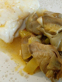 Una foto de Bacalao con alcachofas