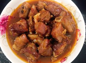 Hình của món Sườn ram mặn ngọt.