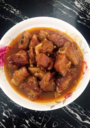 Hình của món Sườn ram mặn ngọt.