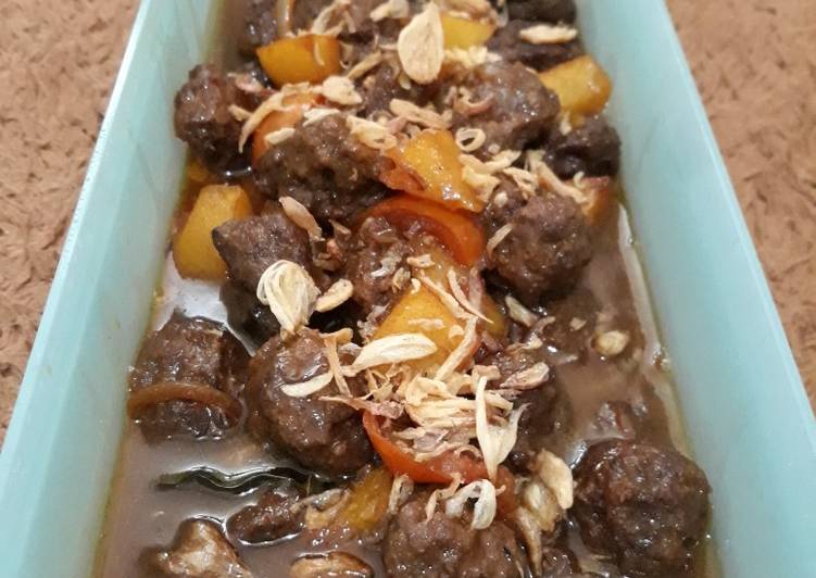 Rahasia Membuat Semur Bola-bola Daging Kentang, Enak Banget