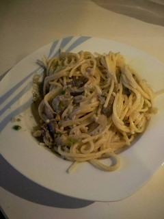 Una foto de Espaguetis con champis puerro y almendras, con queso azul