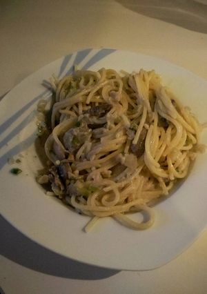 Foto principal de Espaguetis con champis puerro y almendras, con queso azul