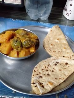 ભરેલા રીંગણ બટાકા નું શાક (Bharela Ringan Bataka Shak Recipe In Gujarati) રેસીપી મુખ્ય ફોટો