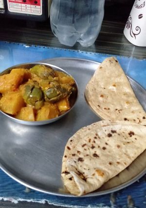 ભરેલા રીંગણ બટાકા નું શાક (Bharela Ringan Bataka Shak Recipe In Gujarati) રેસીપી મુખ્ય ફોટો