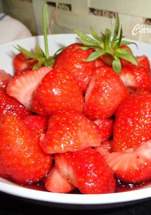 Une photo de Salade de fraises au vin rouge vanillé