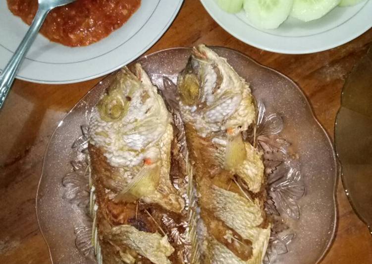 Cara Gampang Menyiapkan Ikan Goreng + Sambal Tomat, Enak Banget