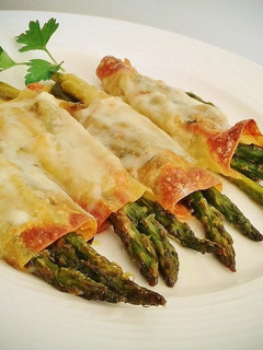 Una foto de Canelones rellenos de espárragos verde, pimientos y ajos tiernos