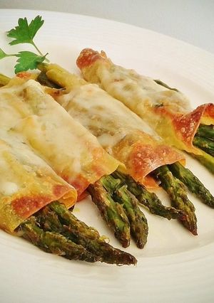 Una foto de Canelones rellenos de espárragos verde, pimientos y ajos tiernos