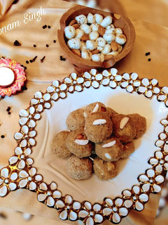 सोंठ के लड्डू (Sonth ke laddu recipe in hindi) रेसिपी मुख्य फोटो