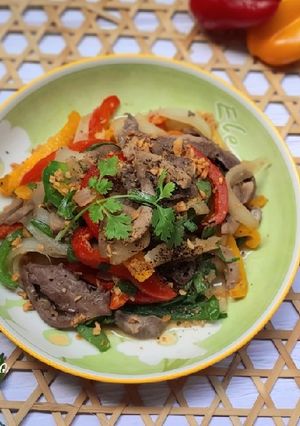Hình của món Tim cật xào ớt chuông.