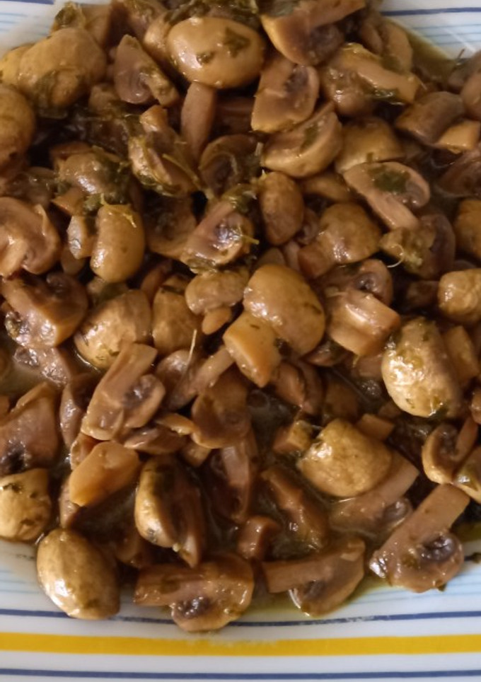 Una foto de Champiñón en salsa verde