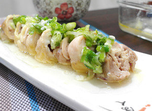 【家常菜】蔥油雞腿捲(電鍋料理) 的食譜成品照片