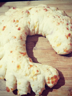 Una foto de Rosca de jamón y queso