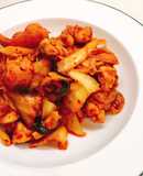 Thịt gà xào xúc xích kim chi