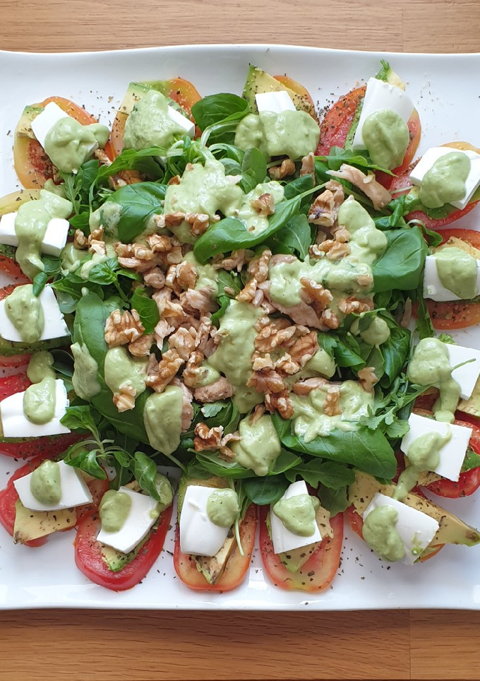 Una foto de Ensalada de aguacate y albahaca