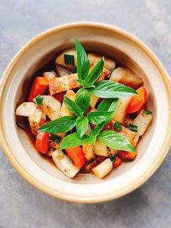 Hình của món Củ cải cà rốt kho đậu khuôn chay.
