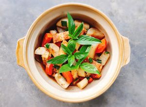 Hình của món Củ cải cà rốt kho đậu khuôn chay.